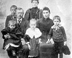 Michael & Anna Kosmider & 5 children, date unknown | Contributed by Gail Harms Michael & Anna Kosmider & 5 children, date unknown
